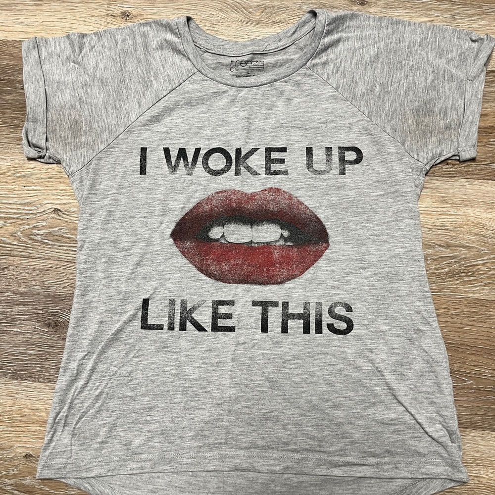 Freeze Gray Short Sleeve Tee with Red Lips Design